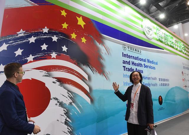 胡董在慢病管理展位留影.jpg 胡董在慢病管理展位留影.jpg