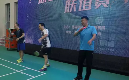 2羽毛球世界冠軍董炯、慈銘集團副總裁羅貴林、上屆衛(wèi)冕冠軍民政部代表一起舉行開球儀式.jpg 2羽毛球世界冠軍董炯、慈銘集團副總裁羅貴林、上屆衛(wèi)冕冠軍民政部代表一起舉行開球儀式.jpg