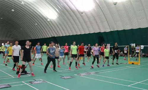 3全體參賽人員在專業(yè)教練的帶領(lǐng)下做賽前熱身運動.jpg 3全體參賽人員在專業(yè)教練的帶領(lǐng)下做賽前熱身運動.jpg