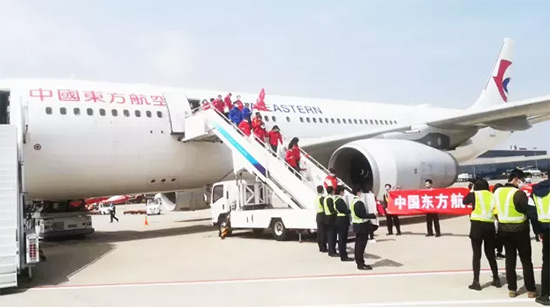 4中國東方航空工作人員迎接載譽歸來的逆行英雄.jpg