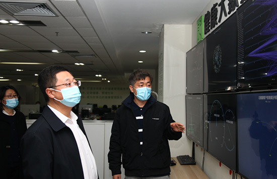 4工作人員向常司長介紹大數據運行中心.jpg 4工作人員向常司長介紹大數據運行中心.jpg